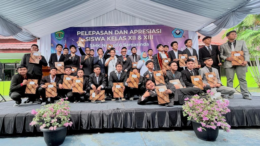 Keterangan Foto : Astra Motor Kalimantan Timur 2 diwakili oleh Muhammad Rahmadansyah selaku Perwakilan Technical Service Department Astra Motor Kalimantan Timur 2 (kanan) dalam kegiatan Pelepasan dan Apresiasi Siswa Kelas XII dan XII di SMK Negeri 6 Samarinda yang dilaksanakan pada Senin (04/05) lalu.