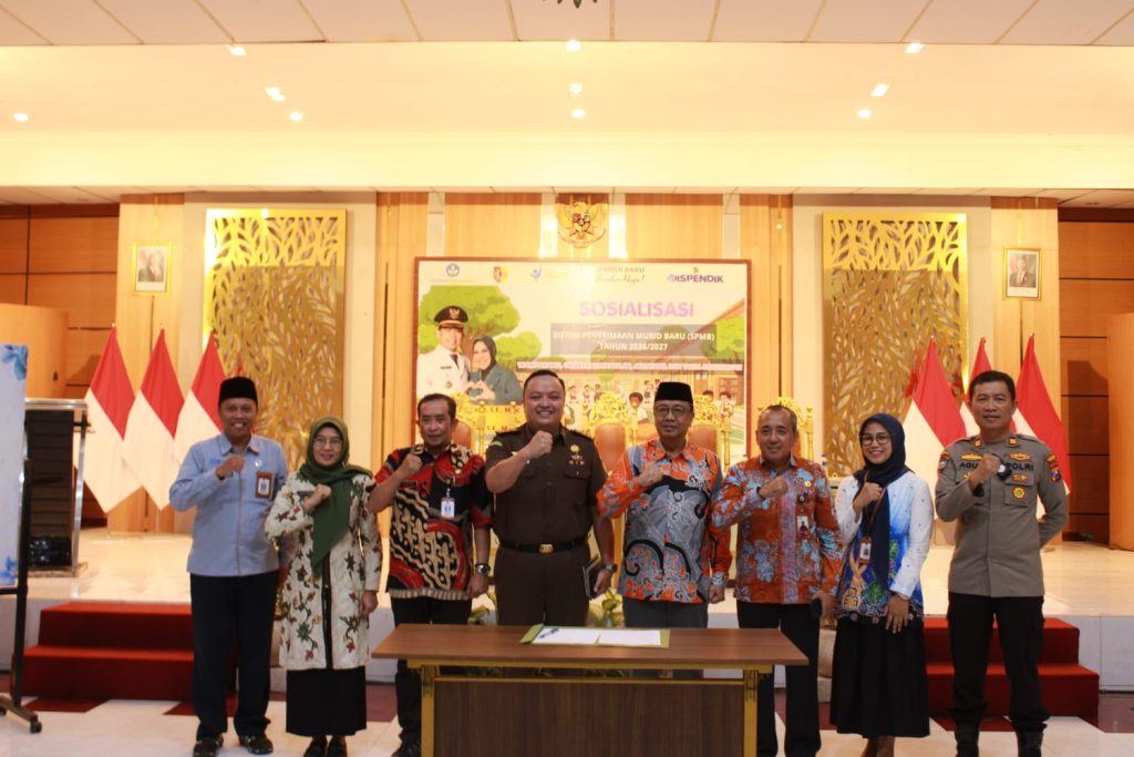 Kepala dinas pendidikan Jember Arief Tjahyono tengah berkopyah seusai acara sosialisasi SPMB.foto istimewa