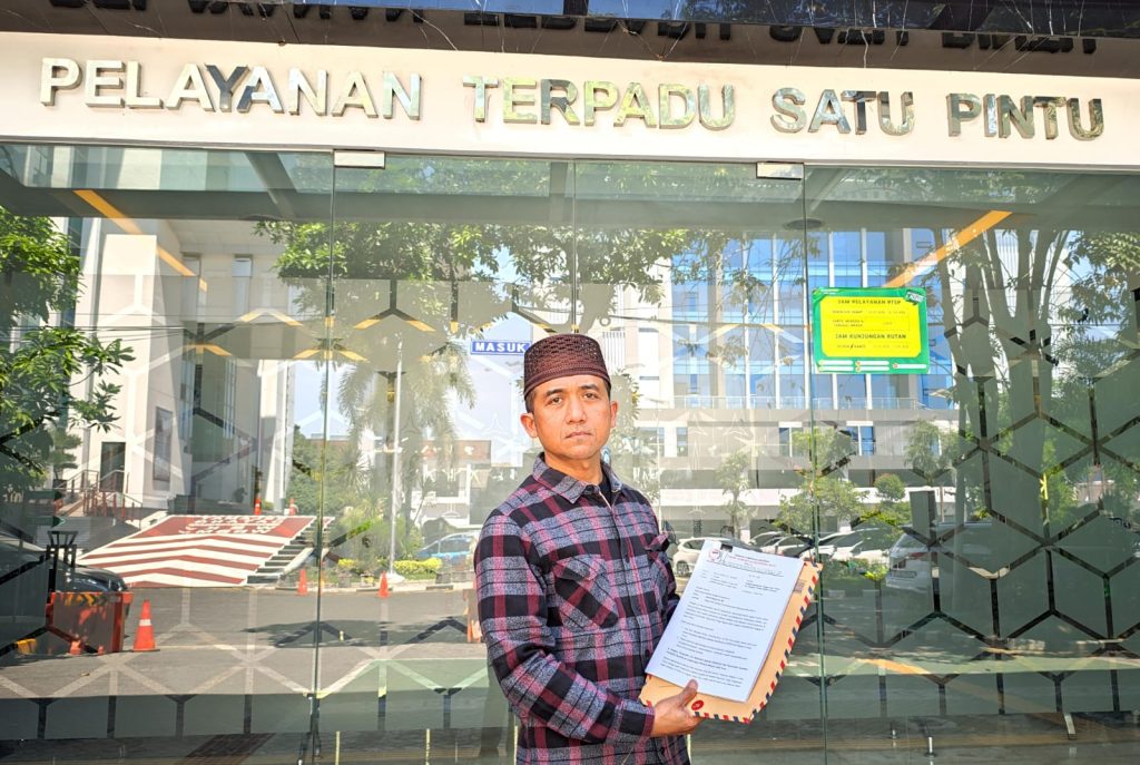 Ketua DPD FKI-1, Wiwit Haryono saat melaporkan dugaan kasus Pungli yang dilakukan oleh Koordinator Kopertais Wilayah IV dan juga Rektor UINSA aktif, Prof. Akh. Muzakki ke Kejaksaan Tinggi Jawa Timur, Jumat (8/5/2026).