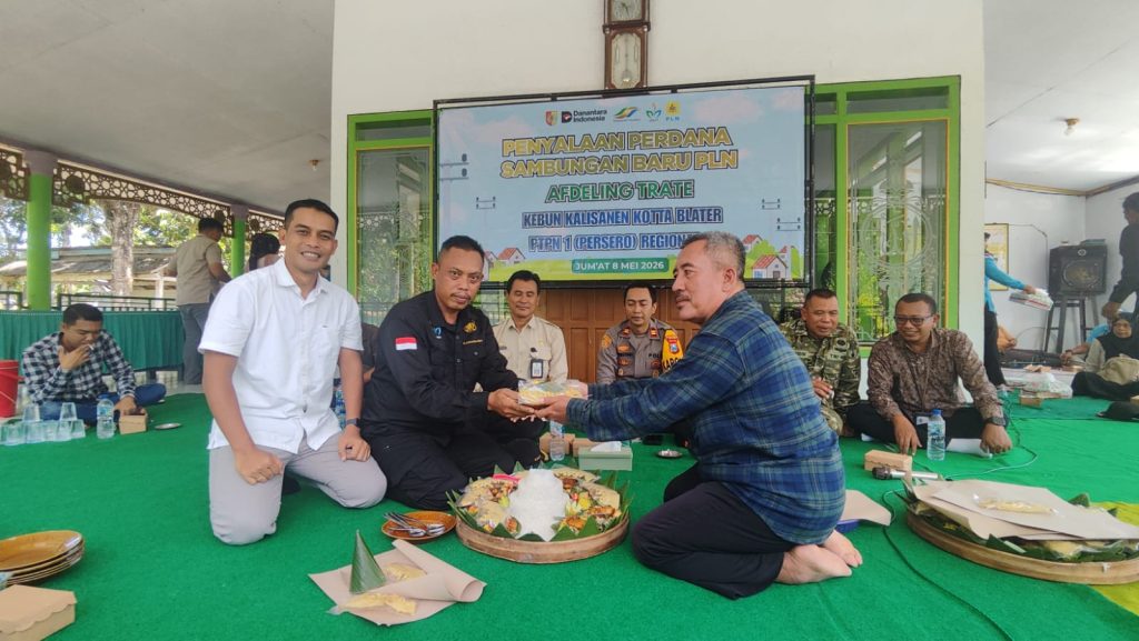 Pemotongan tumpeng acara tasyakuran warga di Afdeling Trate.foto Edi Mulyono