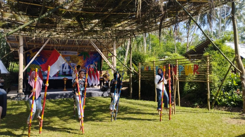 Permainan Egrang oleh pemuda dan pemudi ledokombo di festival Egrang. Foto Edi Mulyono