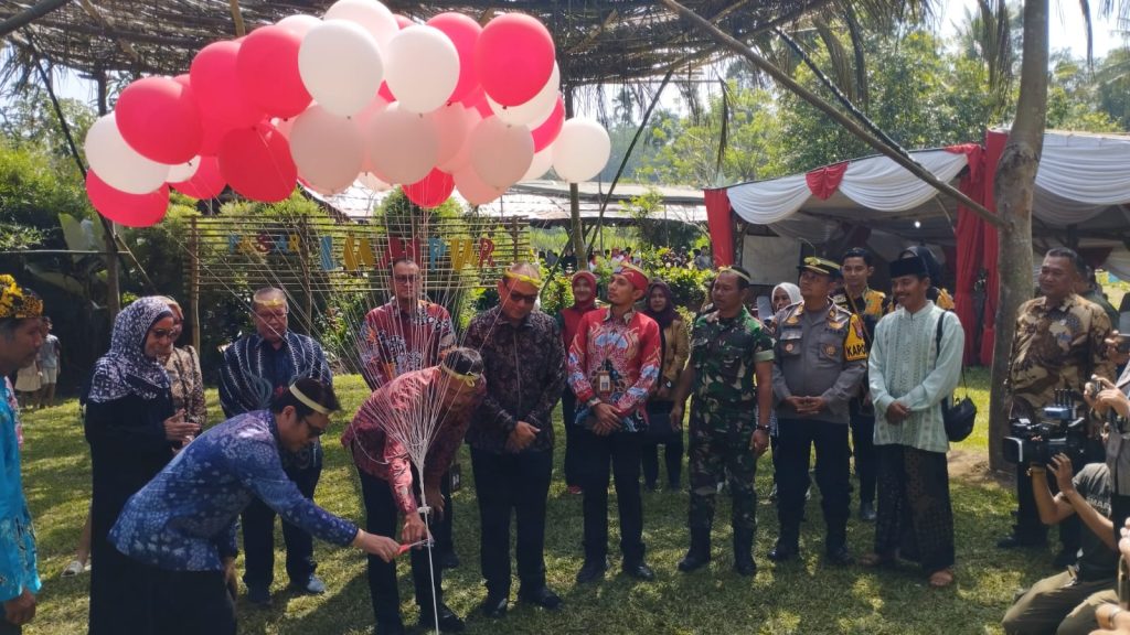 Wamen Komdigi RI Nezar Patria saat Launching festival Egrang dengan pelepasan balon.foto Edi Mulyono