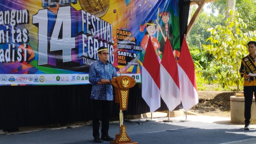 Wamen Komdigi RI Nezar Patria saat mberikan sambutan dalam acara launching Festival Egrang 14 di Ledokombo. Foto Edi Mulyono