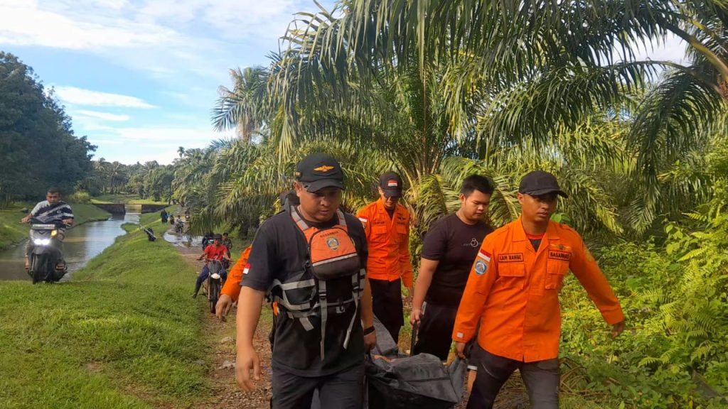 Tim gabungan saat mengevakuasi korban yang terjatuh ke saluran irigasi di Aua Kuning, Kecamatan Pasaman, Kabupaten Pasaman Barat (Saipen/GOnews.id)