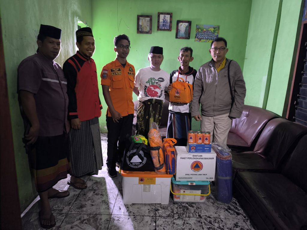 BPBD Jember Sigap Tangani Rumah Terbakar Anggota BPBD Jember saat berikan bantuan.Foto BPBD Jember