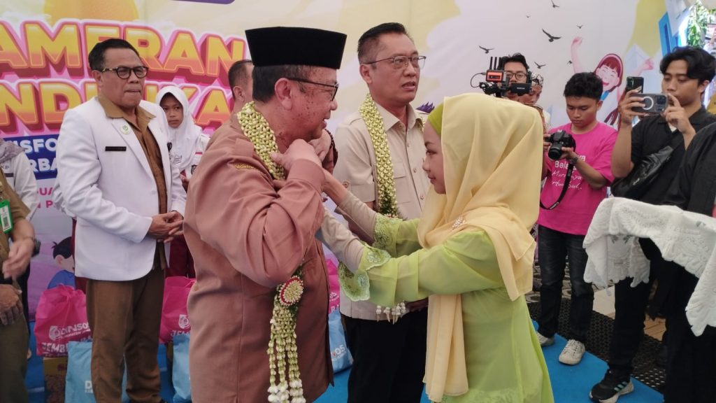 Kepala Dinas Pendidikan Kabupaten Jember Arief Tjahyono saat Terima pengalungan bunga dalam Acara Pameran pendidikan 2026.Foto Edi Mulyono