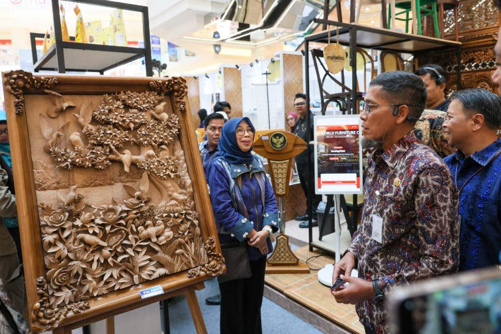 UMKM Topang Investasi Jateng Lebih dari 20 Persen Sekda Jawa Tengah Sumarno meninjau sejumlah stan peserta UMKM Grande di Atrium Pollux Mall Paragon, Semarang (GOnews.id)