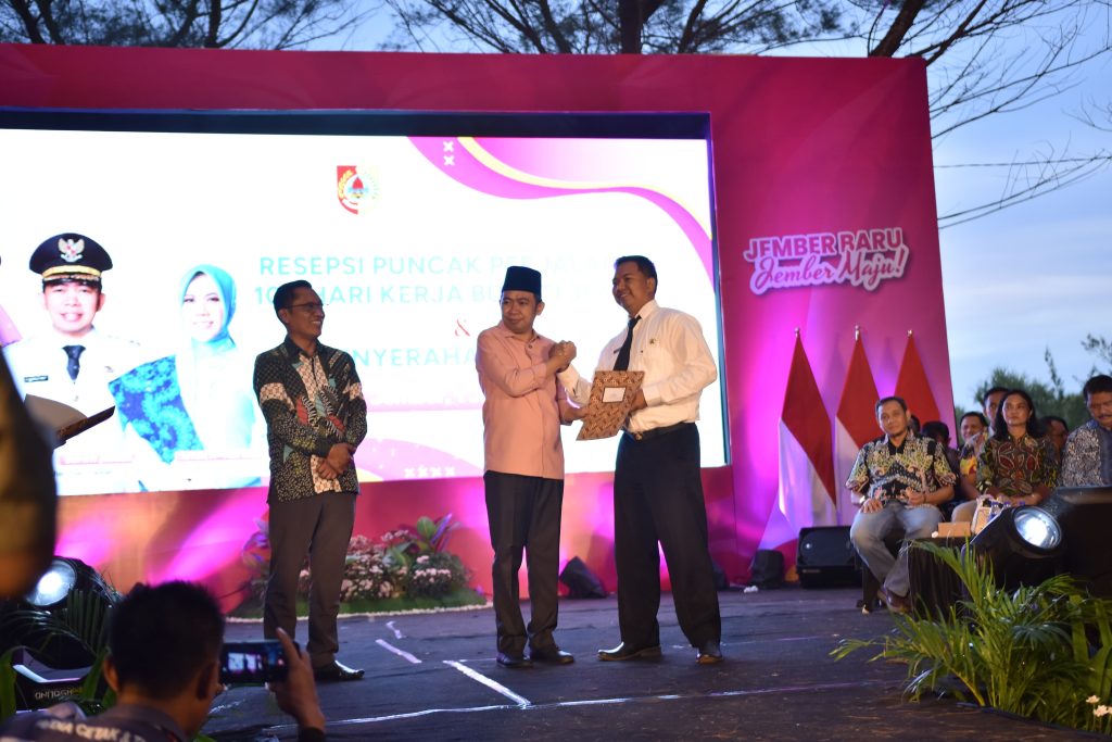 Bupati Jember Muhammad Fawait saat setahkan SK pegawai P3K Trio Saputra. Foto istimewa