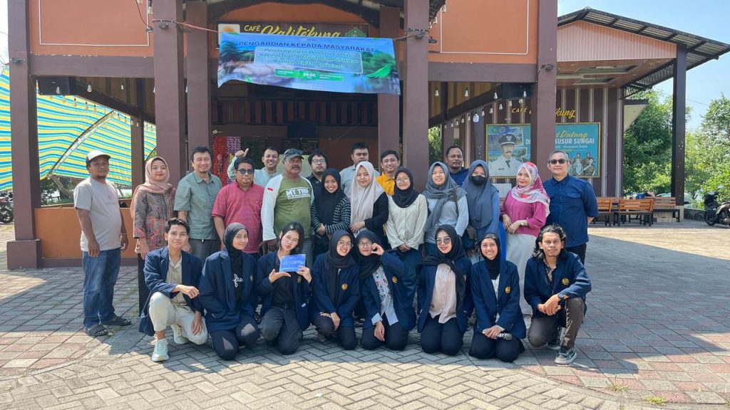Dosen Ikom Unesa, mahasiswa, dan pemuda desa berfoto bersama usai mengikuti pelatihan penguatan literasi AI dan pembuatan konten digital di Desa Tambakcemandi, Sedati, Sidoarjo.