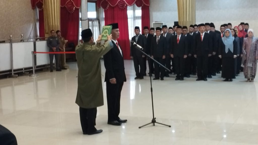Achmad Imam Fauzi saat di ambil sumpah menjadi pj sekda Kabupaten Jember. Foto Edi Mulyono