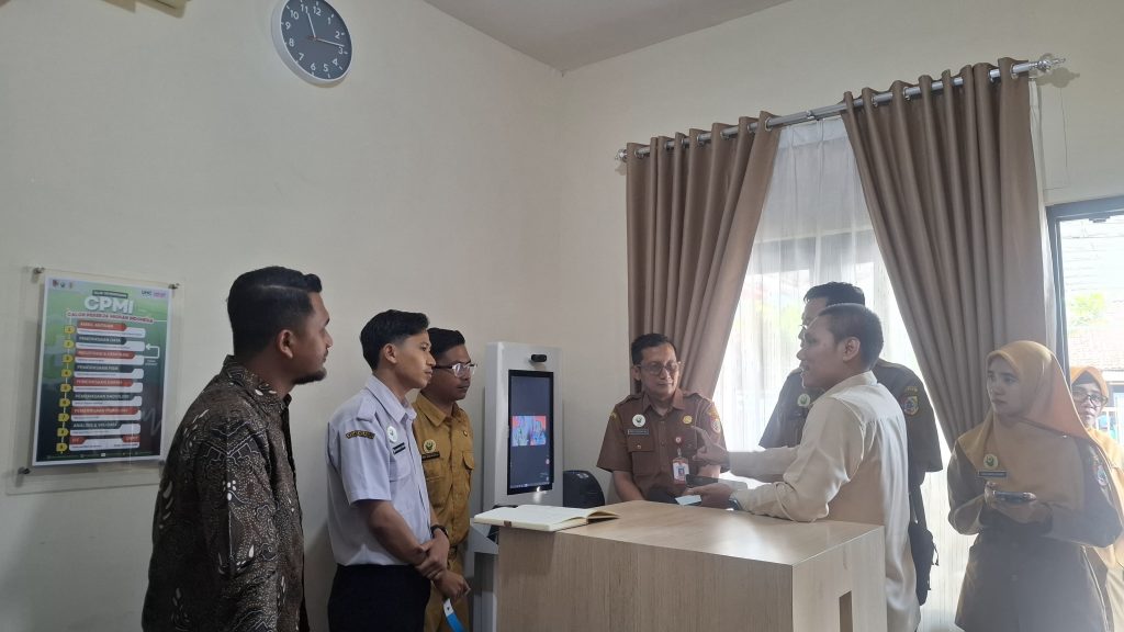 RSD Kalisat Siap Buka Klinik Khusus Pekerja Migran Tim Petugas Dinas Kesehatan Provinsi Jawa Timur bersama Dinas Kesehatan Kabupaten Jember saat lakukan visitasi di RSD Kalisat. Foto Edi Mulyono