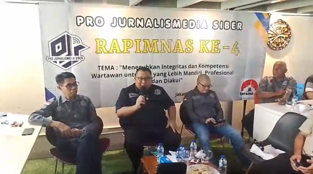 Caption: Ketua DPP PJS Divisi Advokasi dan Pembelaan Wartawan saat memberikan sambutan DPP PJS di Rakernas PJS, Selasa (12/05/2026) di Jakarta.