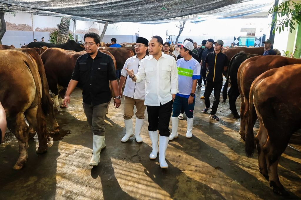 Surabaya Perketat Hewan Kurban Jelang Idul Adha Wali Kota Surabaya, Eri Cahyadi, meninjau kesiapan Idul Adha 2026 di salah satu lokasi penjualan hewan kurban di Surabaya, Rabu (13/5/2026). (Humas Pemkot Surabaya)