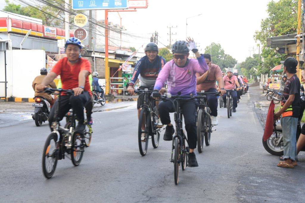 Gus Fawait Gowes Ontel, ASN Jember Diajak Solid Bupati Muhamad Fawait saat ikuti olah raga bersama ,lakukan gowes dengan jarak tempuh 10 klm.Foto Diskominfo