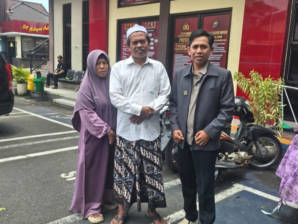 KH Ali Rahmatulloh, Pengasuh Pondok Pesantren Arrohmah Suren (tengah) bersama Kuasa hukumnya Imam Haironi, SH (dok.Imam Haironi)
