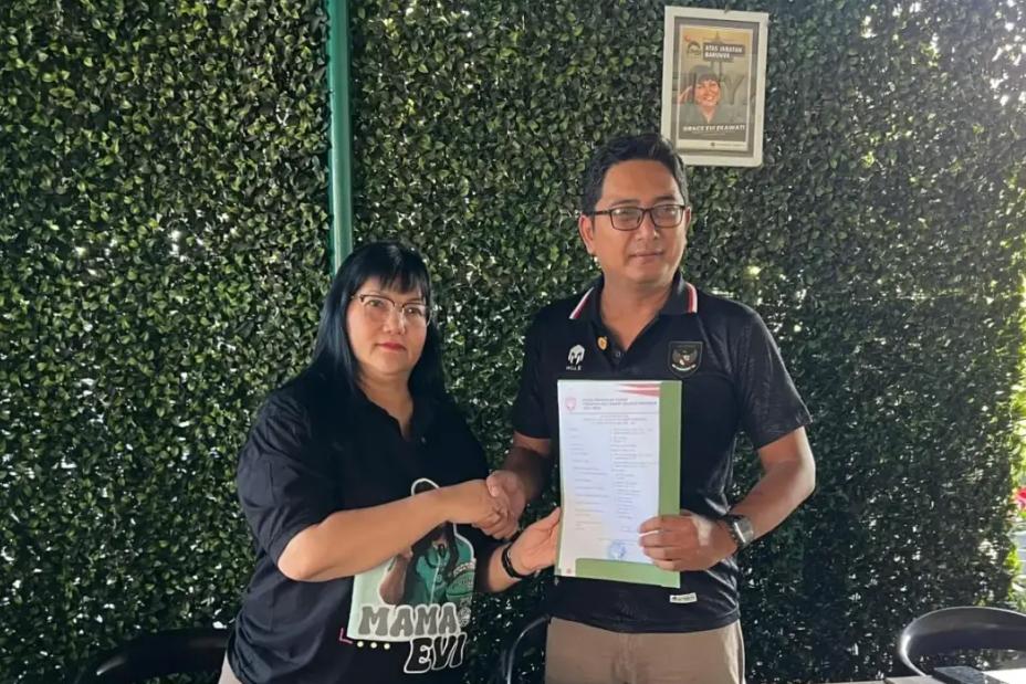 Konflik PERBASI Kabupaten Malang Memanas, Desakan Investigasi Administrasi ke PERBASI Pusat Menguat Ketua Umum DPD PERBASI Jawa Timur, Evi Ekawati, S.E., S.H., M.Hum bersama Mawang Sukma Perdana, usai pengukuhan jajaran pengurus barunya, melalui mekanisme pergantian antar waktu (PAW) kepengurusan periode 2023-2027. ()