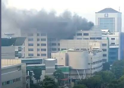 Kebakaran Gedung Jantung RSUD Dr Soetomo Telan Korban Kepulan asap hitam tampak menyelimuti lantai 5 Gedung PPJT RSUD Dr Soetomo, Surabaya, Jumat (15/5/2026) pagi.