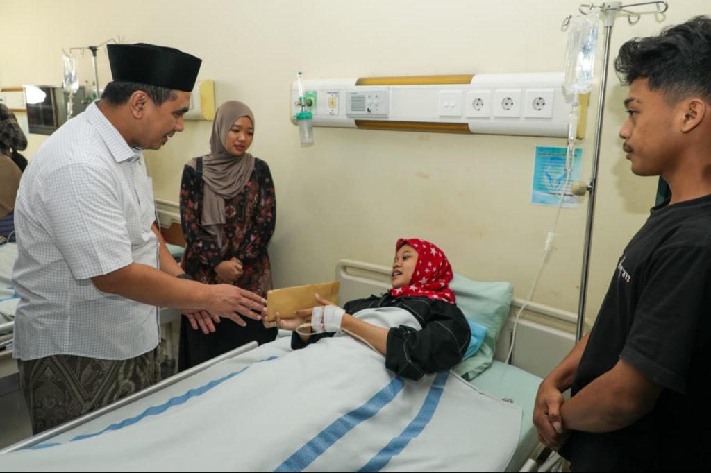 Wakil Gubernur Jawa Tengah, Taj Yasin Maimoen, menjenguk para korban robohnya atap ruang kelas MTs Muhammadiyah 4 Bulu, Kecamatan Sambungmacan, Kabupaten Sragen (GOnews.id)