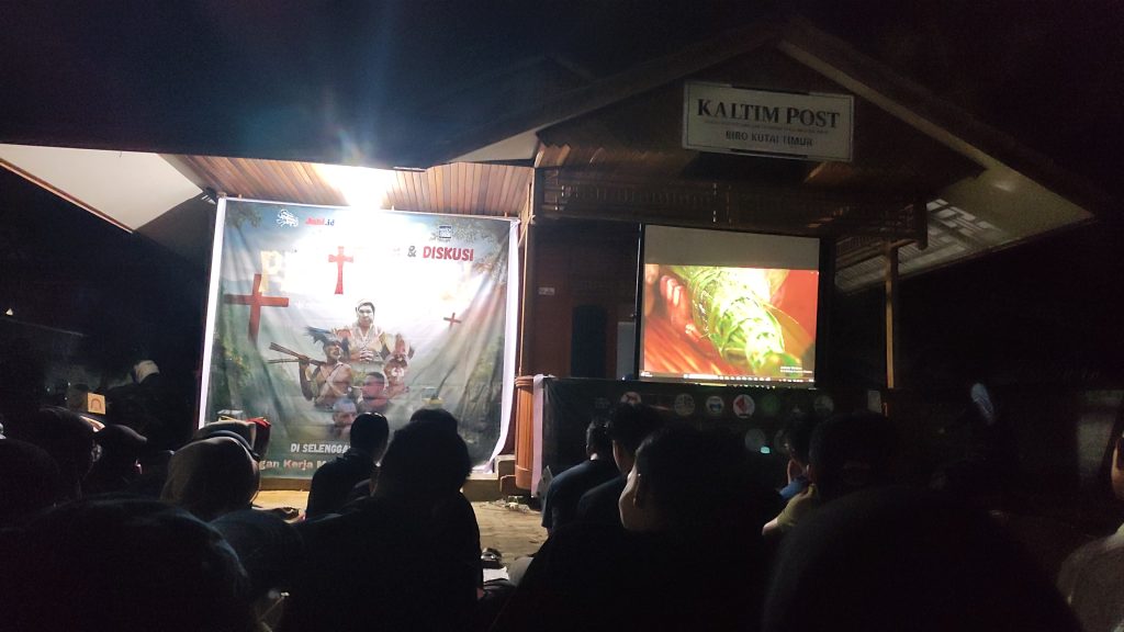 Suasana Nobar Film Pesta Babi di Halaman Kaltim Post, Sabtu (16/5/2025) (wahyu/GOnews.id)
