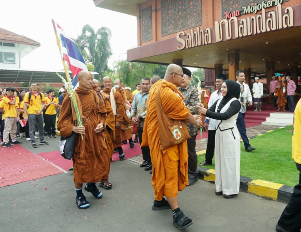 Wali Kota Mojokerto, Ika Puspitasari saat menerima Puluhan Biksu Thudong, Minggu (17/5/2026)