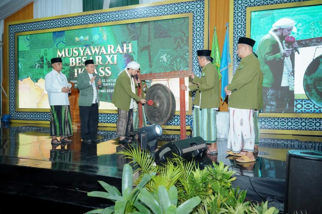 Pengasuh Pondok Pesantren Salafiyah Syafi’iyah Sukorejo, KH. Ahmad Azaim Ibrahimy saat membuka MUBES XI IKSASS resmi dibuka di Bangkalan (doni/GOnews.id)