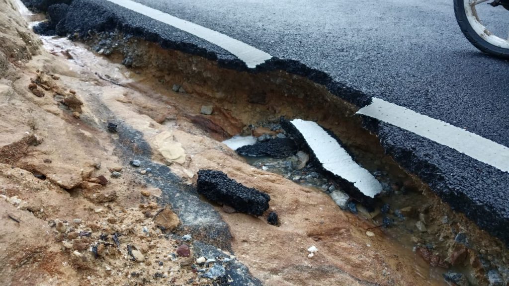 Tepi Jalan Inpres Bukit Kanduang terlihat mulai terkikis akibat hujan, sebelum diresmikan. Senin (18/5/2026) (Dioni/Gonews.id)