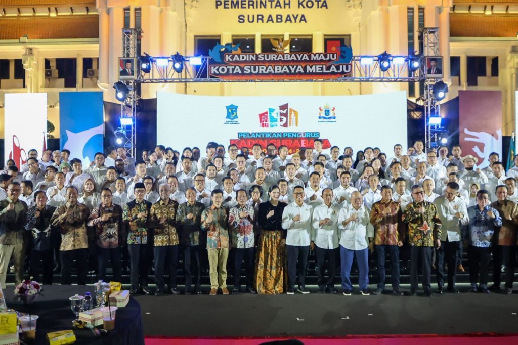 Kadin Surabaya Dilantik, UMKM Jadi Arah Baru Pelantikan Kepengurusan Kadin Surabaya masa bakti 2024-2029 digelar di Balai Kota Surabaya, Jalan Taman Surya No.1, Surabaya, Minggu (17/5/2026)