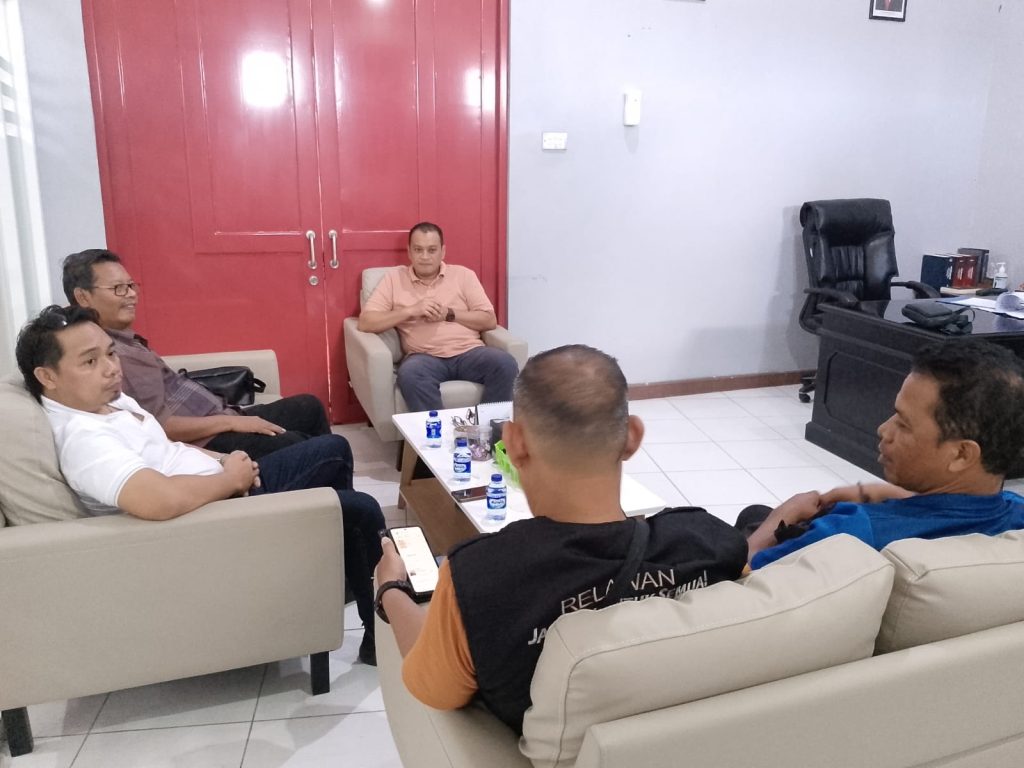Kadisporabudpar Jember Bobby Arie Sandi saat menemui Ketua Koni Jember bersama rombongan.Foto Edi Mulyono