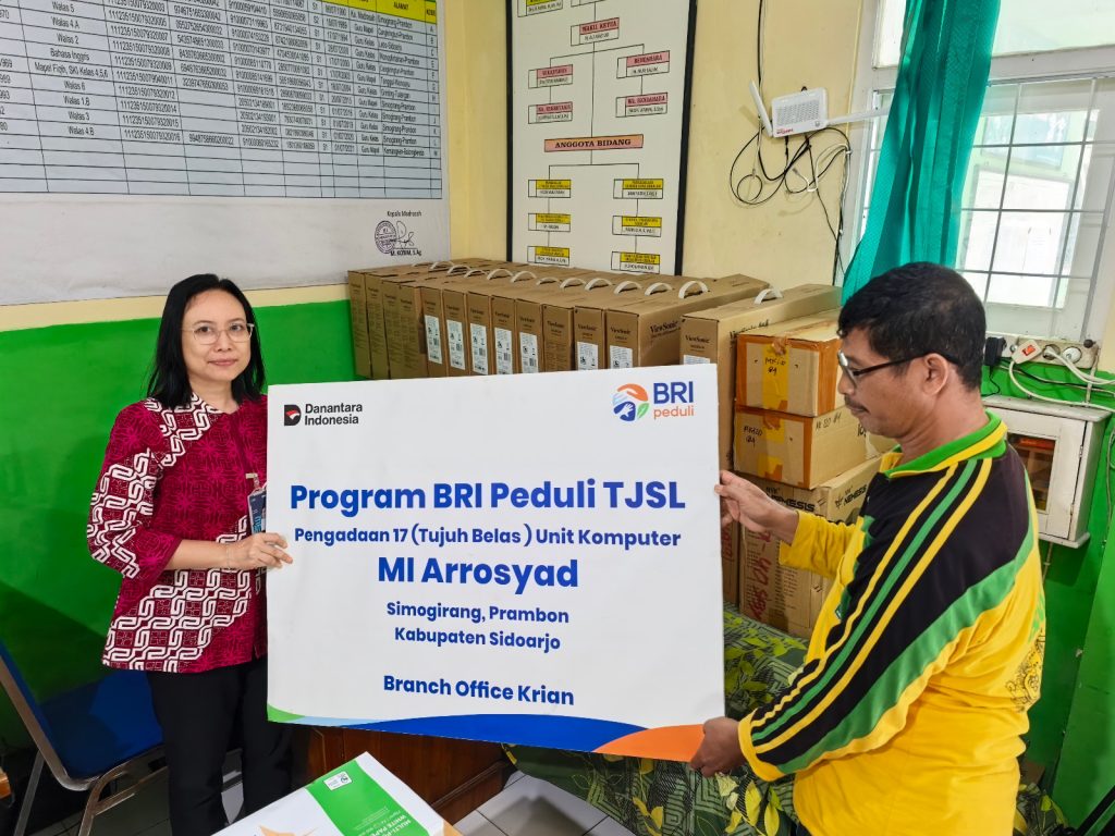 Penyerahan bantuan berupa 17unit komputer oleh Pimpinan Branch Office BRI Krian