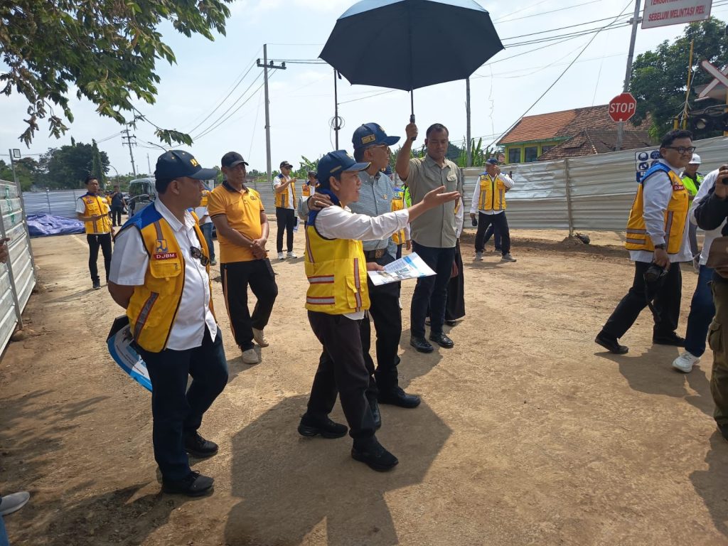 Menteri PU Pacu Proyek Jembatan Buk Wedi Pasuruan Mentri PUPR Saat Di lokasi Proyek Jembatan Bok Wedi Pasuruan.(Foto : Mufida).