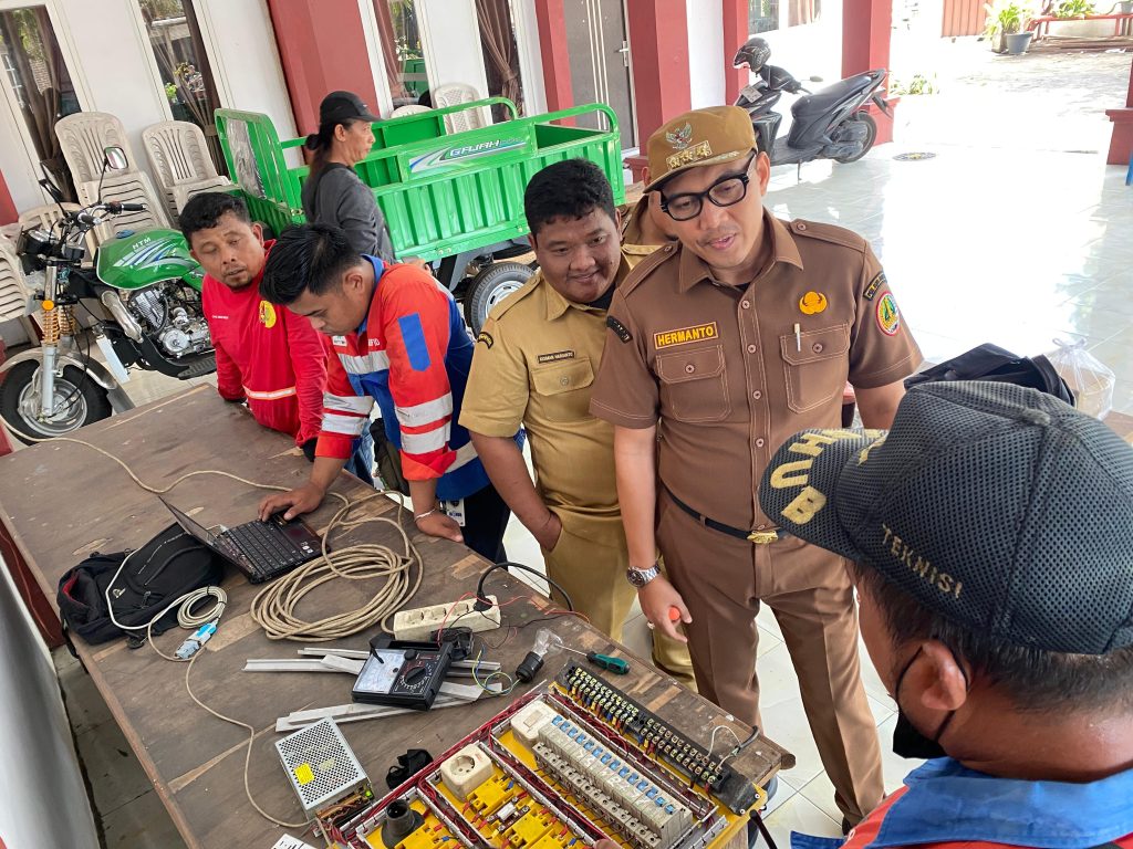Hermanto Sekertaris Dishub Saat Di lokasi Traffic Light di kelurahan trajeng. (Foto : Mufida ).