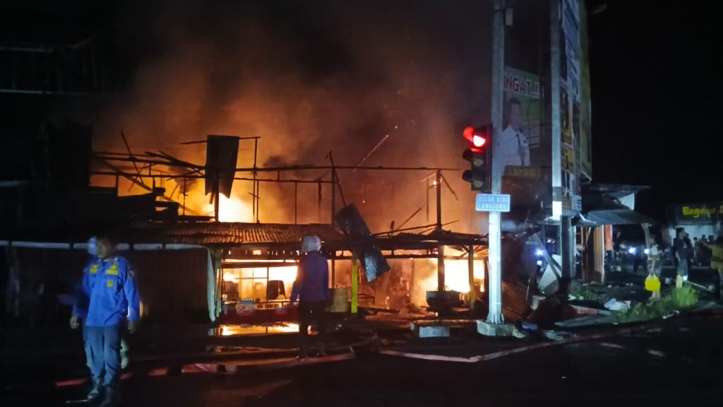 Breaking News: Tiga Ruko di Pasaman Barat Ludes Terbakar Petugas pemadam kebakaran saat berupaya menjinakkan kobaran api yang melumat tiga unit ruko semi permanen di kawasan lampu merah Jorong Simpang Empat, Pasaman Barat, Senin (18/5/2026) malam. (Saipen/GOnews.id)