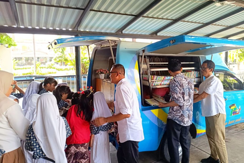 Surabaya Tambah Mobil Perpustakaan Listrik Layanan mobil perpustakaan keliling milik Dispusip Surabaya, Selasa (19/5/2026).