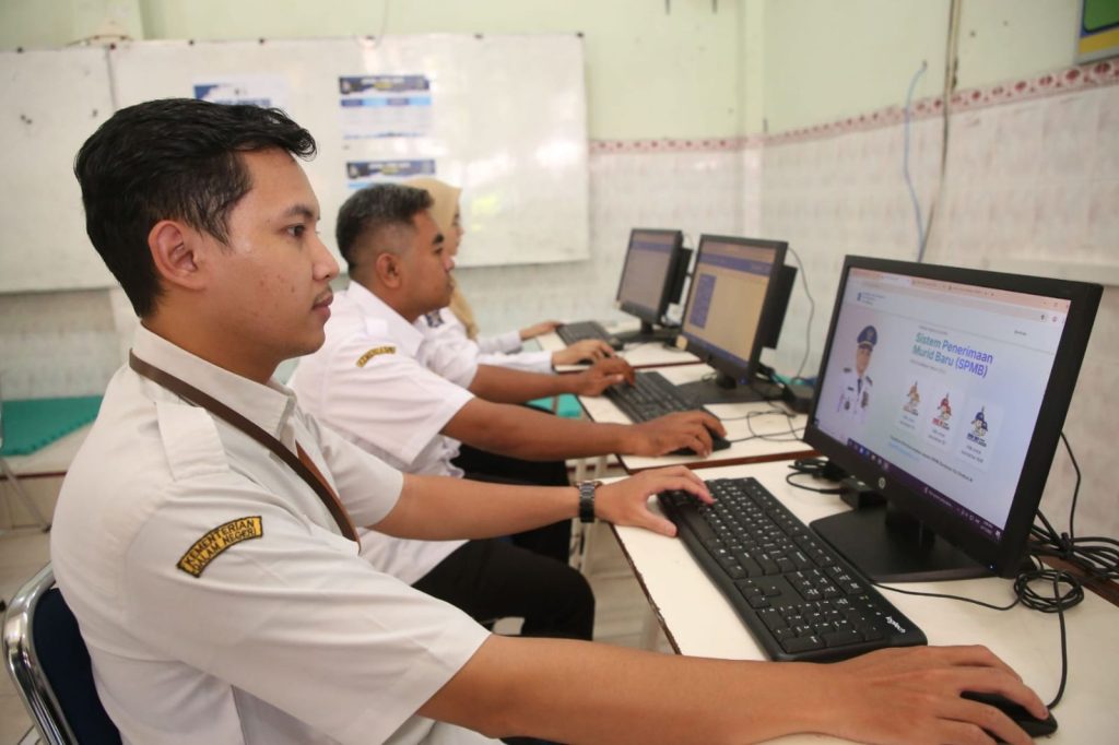Petugas posko SPMB siap membantu wali murid yang kesulitan dalam mendaftar SPMB, Selasa (19/5/2026). (Dok. Humas Pemkot Surabaya)