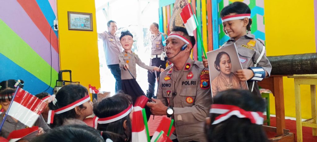 Polsek Kediri Kota Edukasi Bahaya HP Lewat Wayang Kompol Bowo Wicaksoni Kapolsek Kediri Kota memberi edukasi bahaya main HP berlebih lewat wayang karton dalam rangka menyambut hari Kebangkitan Nasional