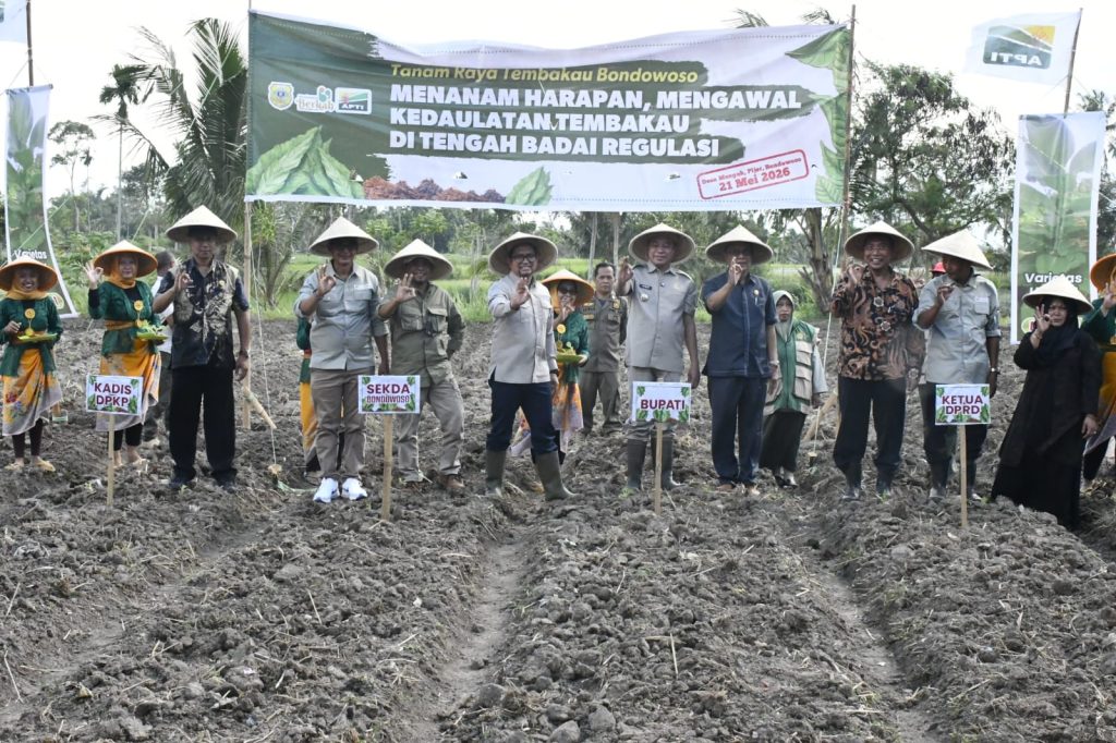 Simbolis penanaman tembakau oleh bupati di desa nengok, Kecamatan Pujer. Kamis (21/5/2026) (Doni/GOnews.id)