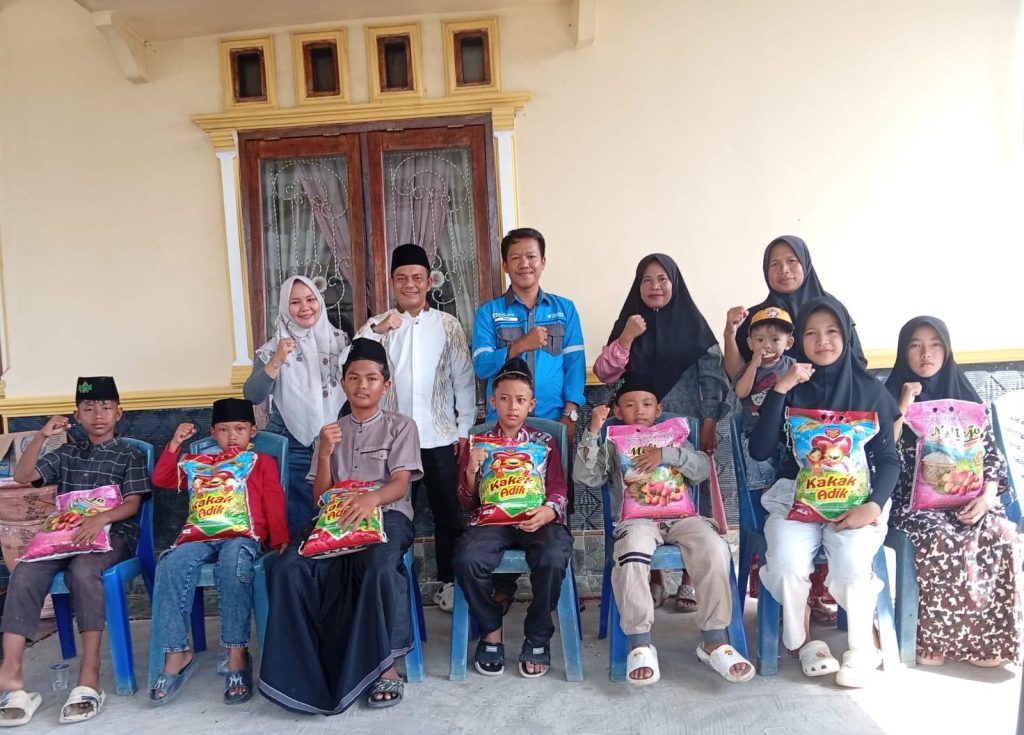 SMSI Tulang Bawang menggelar Jum’at Berkah Abadi ke-98 dengan berbagi beras kepada anak yatim di sekretariat SMSI Tulang Bawang, Jum'at (22/5/2026). (Eva/GOnews.id)