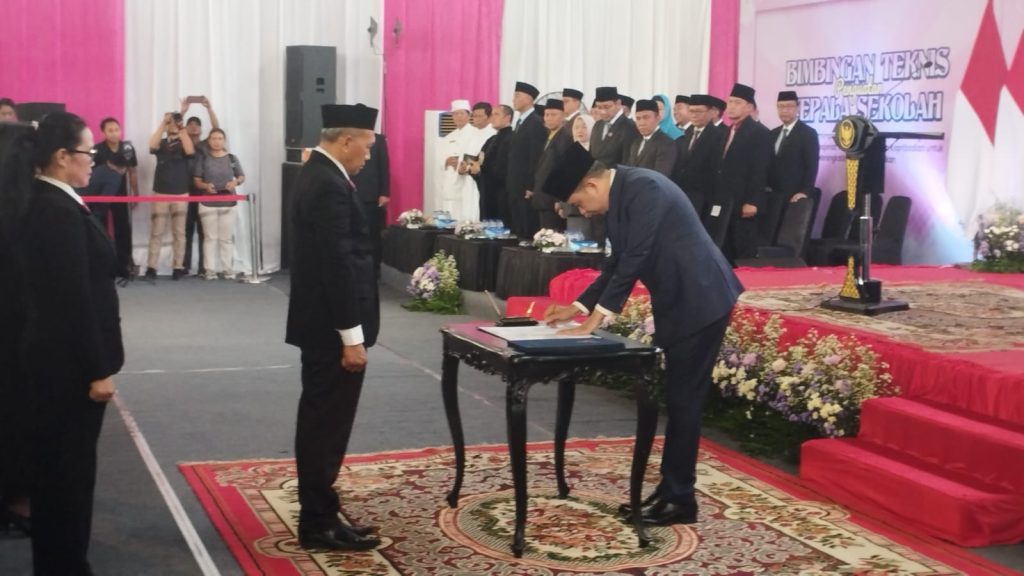 700 Lebih Kepala Sekolah Dilantik, Gus Fawait Targetkan Pendidikan Jadi Senjata Lawan Kemiskinan Bupati Jember Muhamad Fawait saat lantik 43 Pengawas dan penilik serta 734 kepala sekolah SDN, SMPN se kabupaten jember. Foto Edi Mulyono