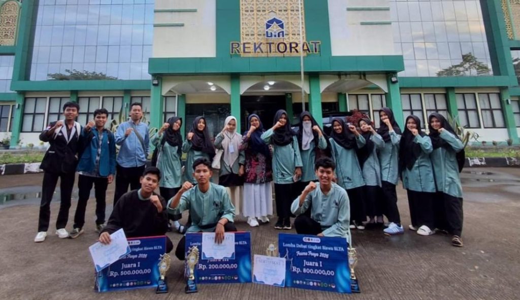 MAN 1 Sijunjung Juara Debat UIN Mahmud Yunus Tim debat MAN 1 Sijunjung berpose usai meraih Juara 1 dalam lomba debat tingkat SMA/MA yang digelar oleh Universitas Islam Negeri Mahmud Yunus Batusangkar, Sabtu (23/5/2026). (Dioni/Gonews.id)