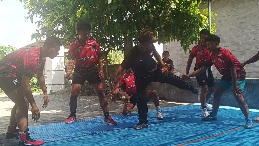 Tim Kabaddi Kabupaten Kediri, yang berjuluk tim "Lembu Sura" saat latihan di klub yang berada di Desa Duwet Kecamatan Wates Kabupaten Kediri