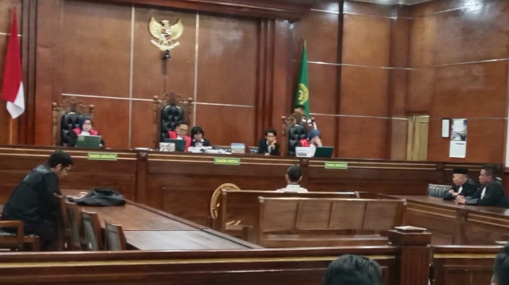 Hakim PN Jakut Vonis Lima Terdakwa Kasus Dugaan Pemalsuan Surat Secara Beruntun Terdakwa Ngadino yang berprofesi sebagai Notaris wilayah Tangerang, Banten saat mendegar putusan dalam perkara dugaan pemalsuan surat atas laporan Lukman Sakti Nagaria di PN Jakarta utara, Senin (25/5/2026) Foto: Pahala Simanjuntak /GOnews.ID