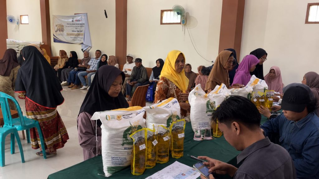 BULOG Mojokerto Salurkan Bantuan Jelang Idul Adha Proses Perum BULOG Cabang Mojokerto menyalurkan bantuan pangan kepada masyarakat Kecamatan Jatirejo menjelang HBKN Idul Adha 1447 H.