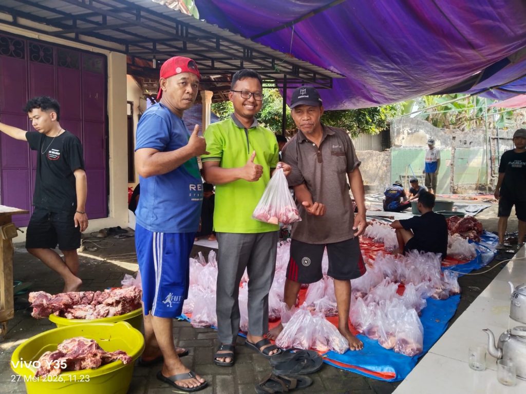 LDII Mojokerto Salurkan Ratusan Hewan Kurban Aba Johan bersama panitia kurban Idul Adha