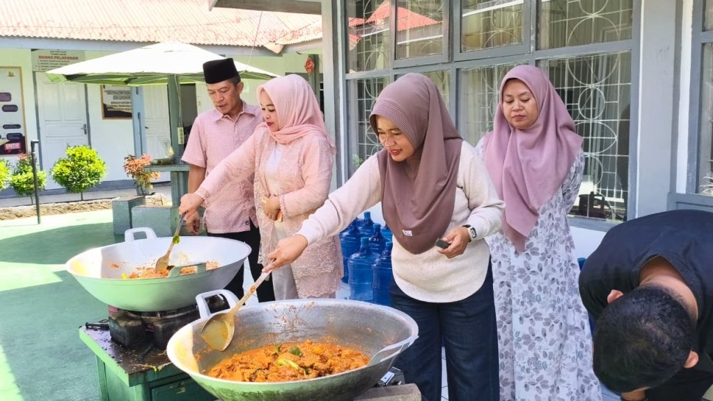 Iduladha di Rutan Padang Panjang Penuh Kebersamaan Warga Binaan Pemasyarakatan (WBP) bersama petugas Rutan Kelas IIB Padang Panjang mengikuti makan bajamba usai penyembelihan hewan qurban, Rabu (27/5/2026). (Foto : Dioni/Gonews.id)