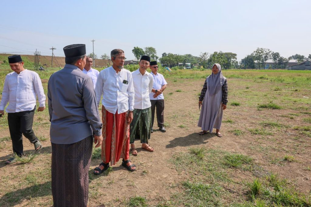 Sawah Petani Grobogan Tertimbun Lumpur Banjir Sekretaris Daerah (Sekda) Provinsi Jawa Tengah Sumarno berdialog dengan masyarakat di desa tinanding kabupaten Grobogan (GOnews.id)