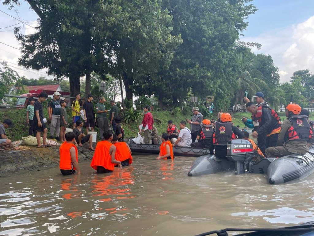 Penindakan petugas Yustisi DLH kepada pelanggar yang membuang rumen di sungai (kali) Surabaya, Rabu (27/5/2026). (Dok. Humas Pemkot Surabaya)