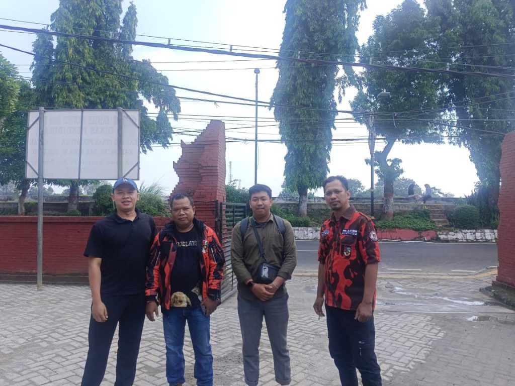 Pendidikan Gratis Jangan Berhenti Menjadi Slogan Ahmad (bertopi), Pengurus DPD II Gerakan Pemuda Nusantara Mojokerto Raya