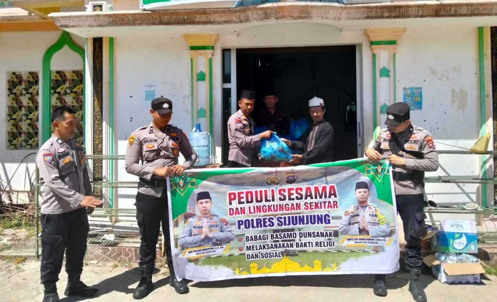 Kapolres Sijunjung AKBP Willian Harbensyah, S.I.K., M.H melalui personel menyalurkan bantuan sosial berupa 1.000 nasi bungkus dalam program Jum’at Berkah kepada jamaah dan pengurus masjid di wilayah hukum Polres Sijunjung, Jumat (29/5/2026). (Foto : Dioni /Gonews.id)