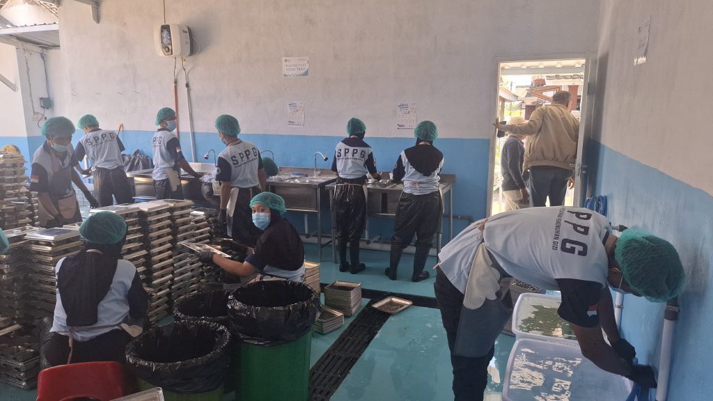 Pemkab Jember Sidak 209 SPPG Serentak Karyawan sppg saat bersih kan opreng tempat makan.foto Edi Mulyono