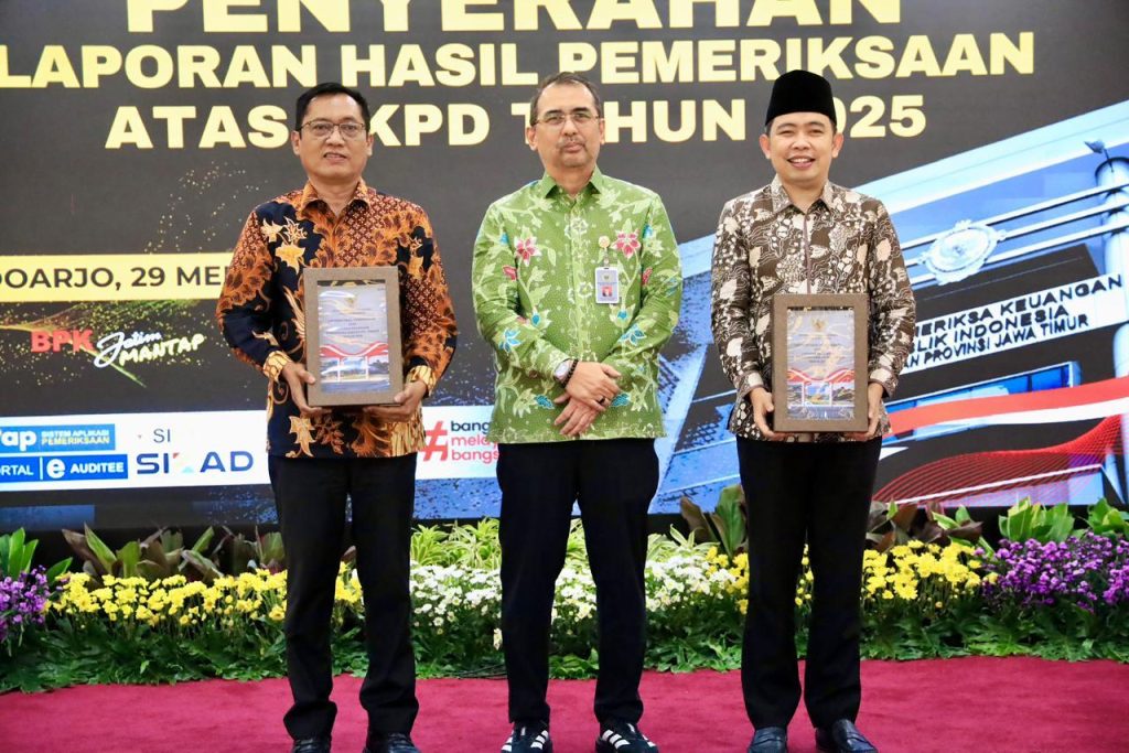 Jember Pertahankan WTP, APBD Dinilai Membaik Bupati Jember Muhammad Fawait saat terima Opini WTP. Foto istimewa